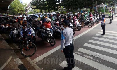 Pengguna Jalan di Bandung Berhenti Sejenak Saat Lagu Indonesia Raya Dinyanyikan