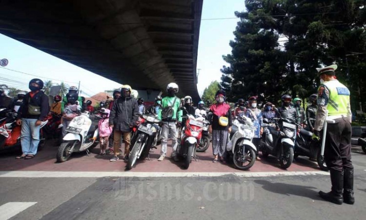 Pengguna Jalan di Bandung Berhenti Sejenak Saat Lagu Indonesia Raya Dinyanyikan