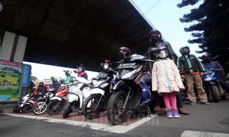 Pengguna Jalan di Bandung Berhenti Sejenak Saat Lagu Indonesia Raya Dinyanyikan
