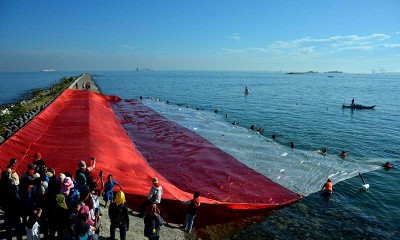 Pengibaran Bendera Raksasa di Pinggir Pantai Pulau Lae-Lae Makassar