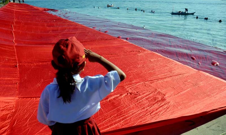 Pengibaran Bendera Raksasa di Pinggir Pantai Pulau Lae-Lae Makassar