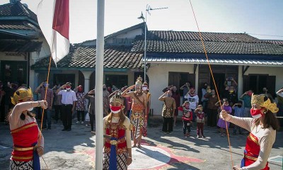 Warga di Solo Gunakan Kostum Wayang saat Mengikuti Upacara Bendera HUT Ke-75 RI