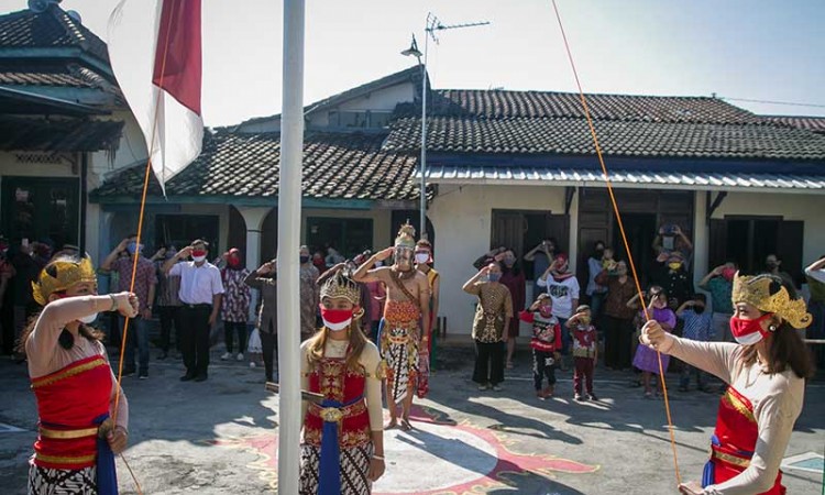 Warga di Solo Gunakan Kostum Wayang saat Mengikuti Upacara Bendera HUT Ke-75 RI