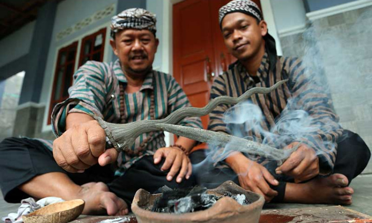 Pemuka Adat Gelar Tradisi Jamasan Pusaka Keris di Tengah Pandemi