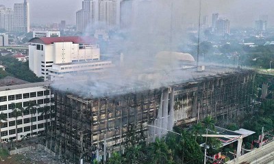 Kebakaran Gedung Kejaksaan Agung Hinggu Minggu Pagi Belum Bisa Dipadamkan