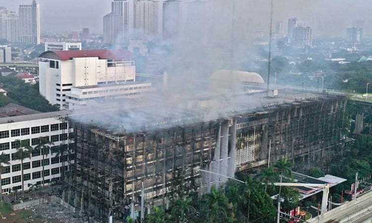 Kebakaran Gedung Kejaksaan Agung Hinggu Minggu Pagi Belum Bisa Dipadamkan