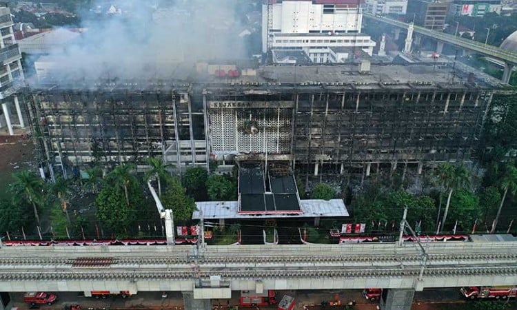 Kebakaran Gedung Kejaksaan Agung Hinggu Minggu Pagi Belum Bisa Dipadamkan