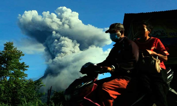 Gunung Sinabung Kembali Erupsi, PVMBG Minta Warga Hentikan Aktivitas di Daerah Rawan