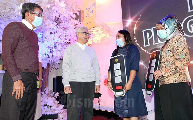 Direktur Konsumer PT Bank Bukopin Tbk. Adhi Brahmantya (dari kiri) bersama dengan Direktur Keuangan dan Perencanaan Geger N Mulyana berbincang dengan pemenang hadiah utama dari Program Nabung Super Seru 50 Tahun Bank Bukopin di Jakarta, Senin (24/8/2020). Bisnis/Abdullah Azzam
