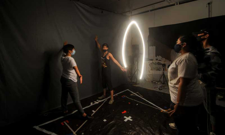 Sejumlah Seniman di Bandung Latihan Pentas Teater Bayangan