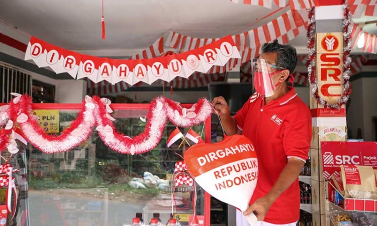 SRC Pecahkan Rekor MURI Dengan Menggelar Gerakan Menghias Toko Dengan Nuansa Merah Putih