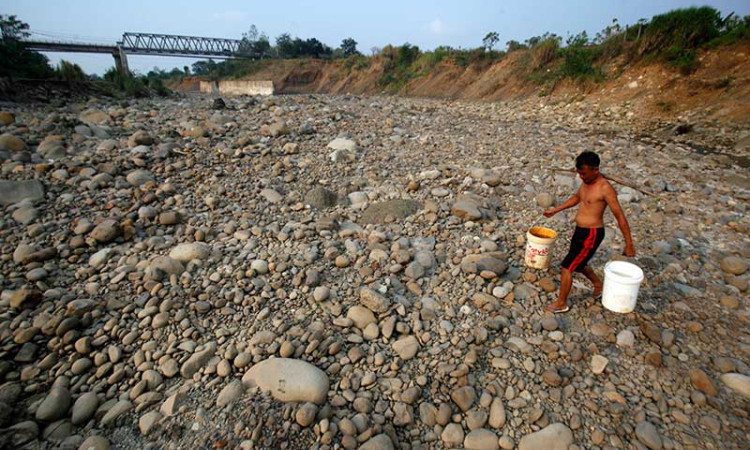 Kesulitan Mendapat Air Bersih Saat Musim Kemarau, Warga di Bogor Manfaatkan Air Sisa Aliran Sungai Cipamingkis