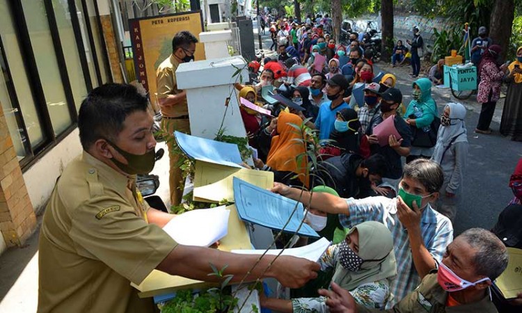 Ratusan Pelaku UMKM Berdesak-Desakan saat Urus Izin Usaha Untuk Mendapatkan Bantuan Tunai Dari Pemerintah