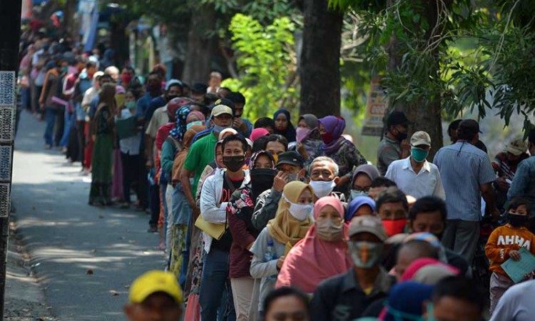 Ratusan Pelaku UMKM Berdesak-Desakan saat Urus Izin Usaha Untuk Mendapatkan Bantuan Tunai Dari Pemerintah