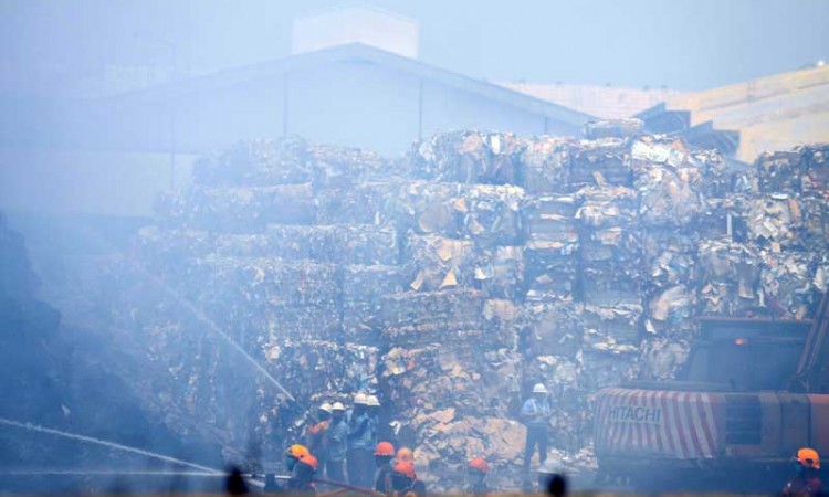 Gudang Pabrik Kertas Milik PT Tjiwi Kimia di Jawa Timur Terbakar