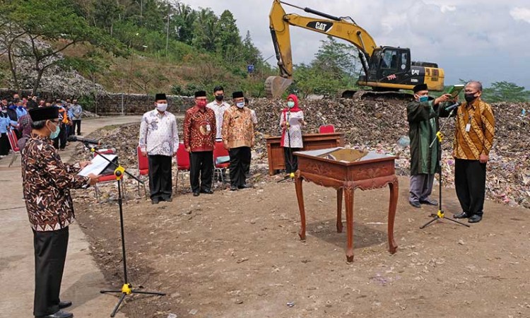 Kepala Dinas Lingkungan Hidup Kabupaten Temanggung Dilantik di Tempat Pembuangan Sampah