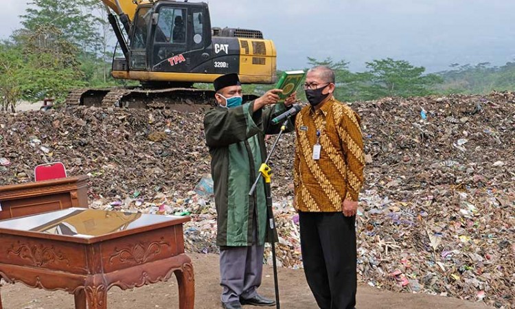 Kepala Dinas Lingkungan Hidup Kabupaten Temanggung Dilantik di Tempat Pembuangan Sampah