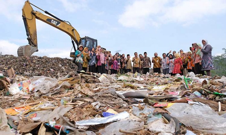 Kepala Dinas Lingkungan Hidup Kabupaten Temanggung Dilantik di Tempat Pembuangan Sampah