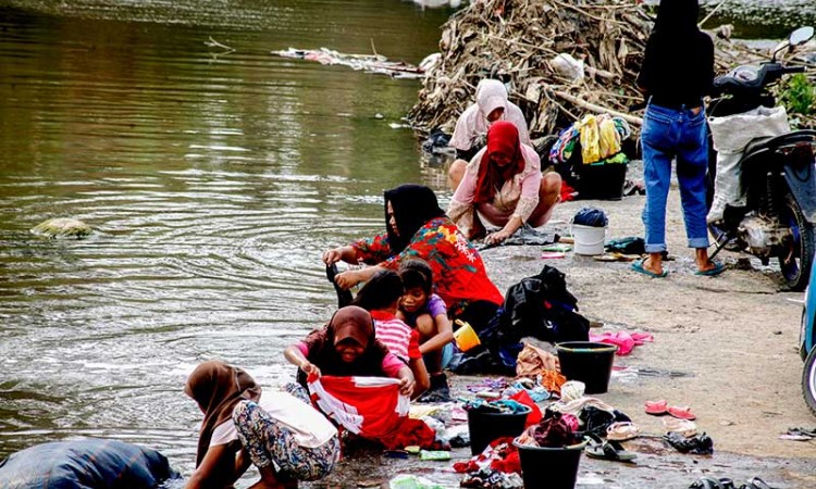Warga di Bogor Terpaksa Mencuci di Sungai Yang Keruh Karena Sumur Mereka Mengering