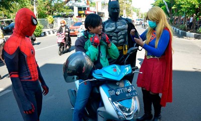 Super Hero Bagi-Bagi Masker Kepada Pengguna Jalan di Makassar