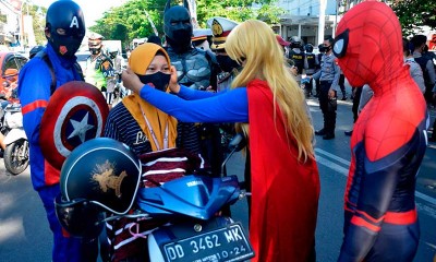 Super Hero Bagi-Bagi Masker Kepada Pengguna Jalan di Makassar