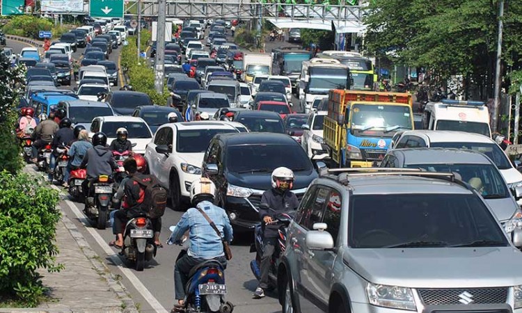 Jelang PSBB Total DKI Jakarta, Jalur Puncak Kembali Padat