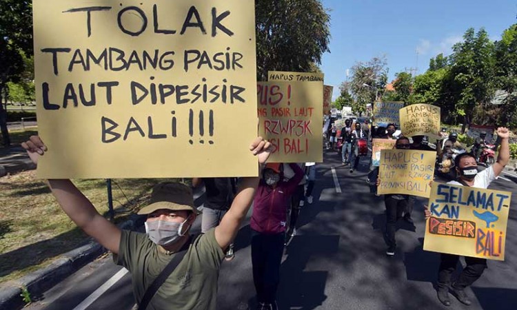 Walhi Bali Gelar Aksi Tolak Alokasi Tambang Pasir Laut 