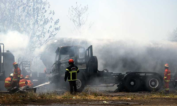 Truk Tangki Pembawa LPG Terbakar di Kawasan Industri Surabaya