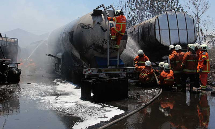 Truk Tangki Pembawa LPG Terbakar di Kawasan Industri Surabaya