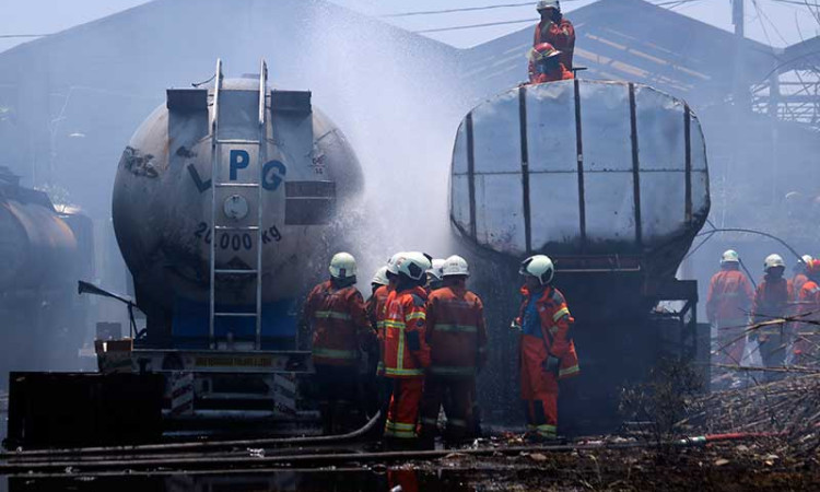 Truk Tangki Pembawa LPG Terbakar di Kawasan Industri Surabaya