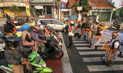 Polantas di Depok Jawa Barat Gunakan Kostum Wayang Saat Sosialisasi Penggunaan Masker