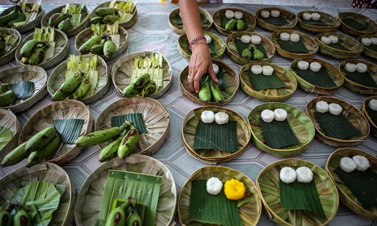 Persiapan Upacara Hari Raya Galungan di Pura Kerta Jaya Banten