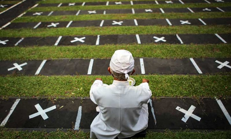 Persiapan Upacara Hari Raya Galungan di Pura Kerta Jaya Banten