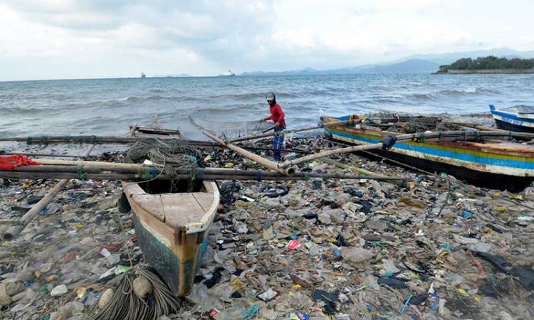 Pantai Sukaraja Bandar Lampung Dipenuhi Sampah Plastik