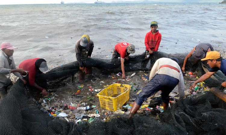 Pantai Sukaraja Bandar Lampung Dipenuhi Sampah Plastik