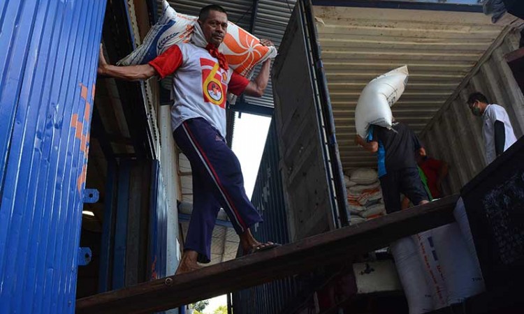 Perum Bulog Cabang Surabaya Selatan Salurkan Bansos Kepada 50 Ribu Keluarga