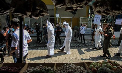 Satpol PP Kota Tangerang Gunakan Kostum Hantu Pocong Saat Sosialisasikan Protokol Kesehatan