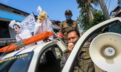 Satpol PP Kota Tangerang Gunakan Kostum Hantu Pocong Saat Sosialisasikan Protokol Kesehatan