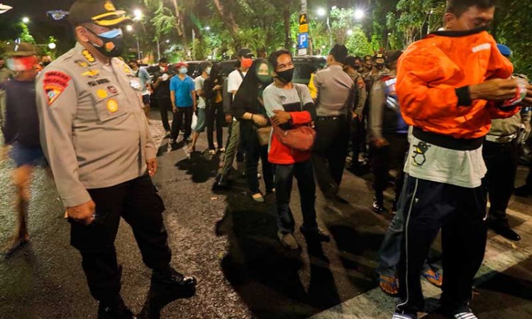 Tim Pemburu Pelanggar Protokol Kesehatan Beraksi di Surabaya