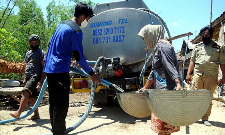 Forum Relawan Penanggulangan Bencana Salurkan Air Bersih Ke Daerah Kekeringan di Jawa Timur