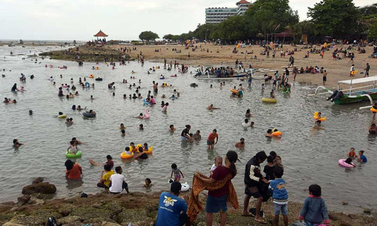 Libur Hari Raya Galungan, Pantai Sanur Dipenuhi Wisatawan 