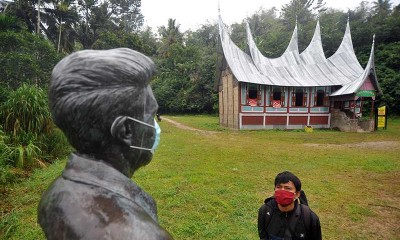 Patung Pahlawan Tan Malaka Dipasangi Masker