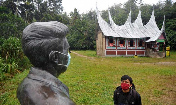 Patung Pahlawan Tan Malaka Dipasangi Masker