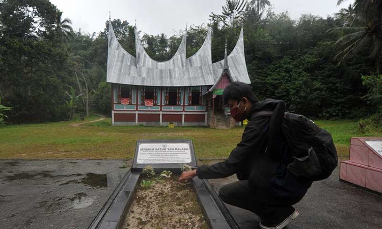 Patung Pahlawan Tan Malaka Dipasangi Masker