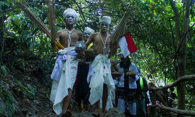 Tradisi Ngaruat Getih Karawang Tetap Digelar di Tengah Pandemi Covid-19