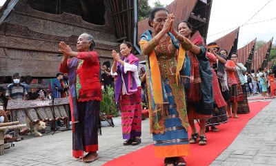 Promosikan Danau Toba, Sejumlah Ibu-Ibu Gelar Peragaan Busana Tradisional Batak Dengan Aneka Kain Tenun Ulos