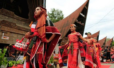 Promosikan Danau Toba, Sejumlah Ibu-Ibu Gelar Peragaan Busana Tradisional Batak Dengan Aneka Kain Tenun Ulos
