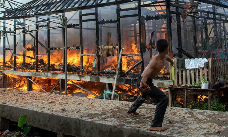 Permukiman Padat Penduduk di Palembang Terbakar