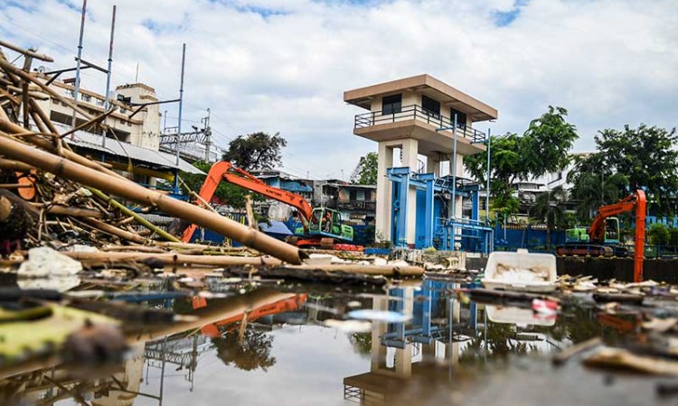 Debit Air Sungai Ciliwung Meningkat, Pintu Air Manggarai Dipenuhi Sampah