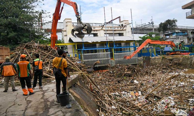 Debit Air Sungai Ciliwung Meningkat, Pintu Air Manggarai Dipenuhi Sampah
